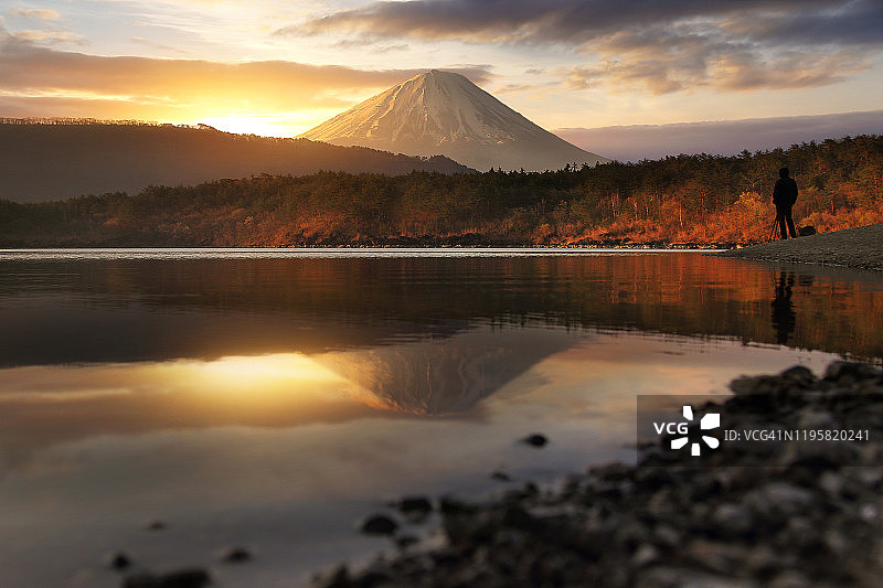 西湖上的富士山图片素材