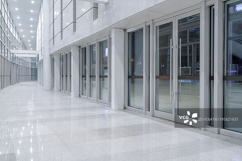 现代办公楼内的空旷走廊图片素材