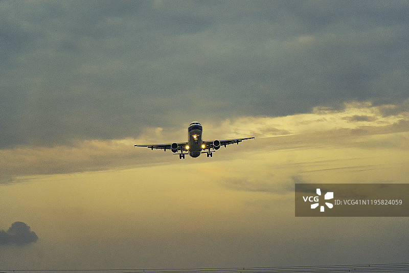 飞机着陆时的夜晚图片素材