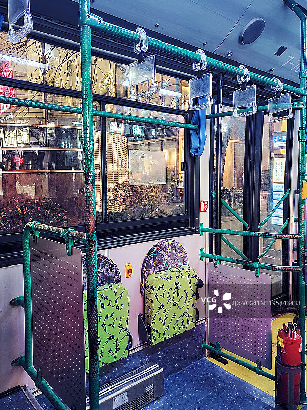 夜间空荡荡的巴士内部景观图片素材