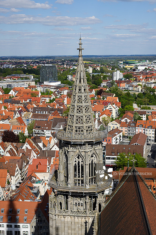 从上方拍摄的乌尔姆敏斯特路德教堂塔楼图片素材