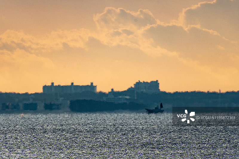 日本神奈川县早晨海滩上的渔船图片素材