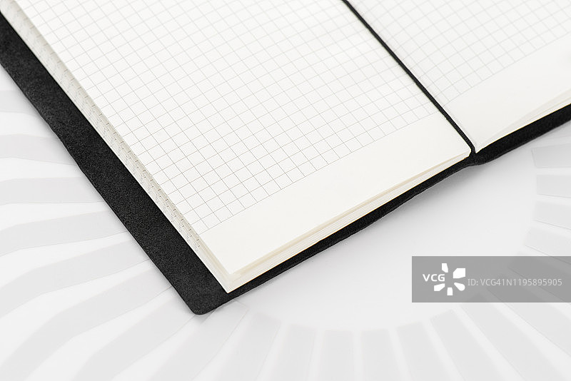 灰色背景上打开的空白记事本图片素材