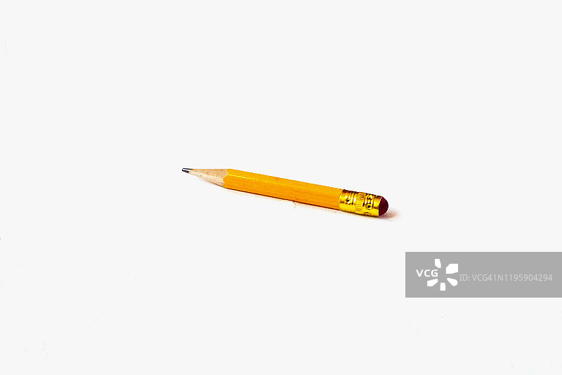 白色背景上带橡皮的旧铅笔，柔焦，文本复制空间图片素材