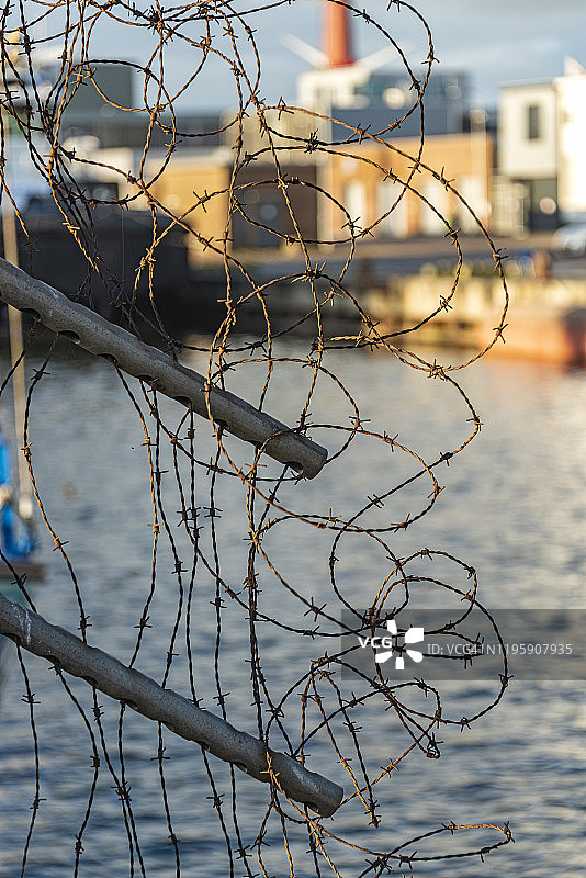 两根带刺铁丝网的钢管图片素材