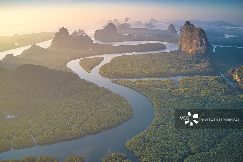 泰国攀牙湾的清晨鸟瞰图片素材