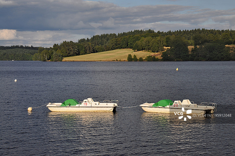 瓦西维耶尔湖的脚踏船图片素材