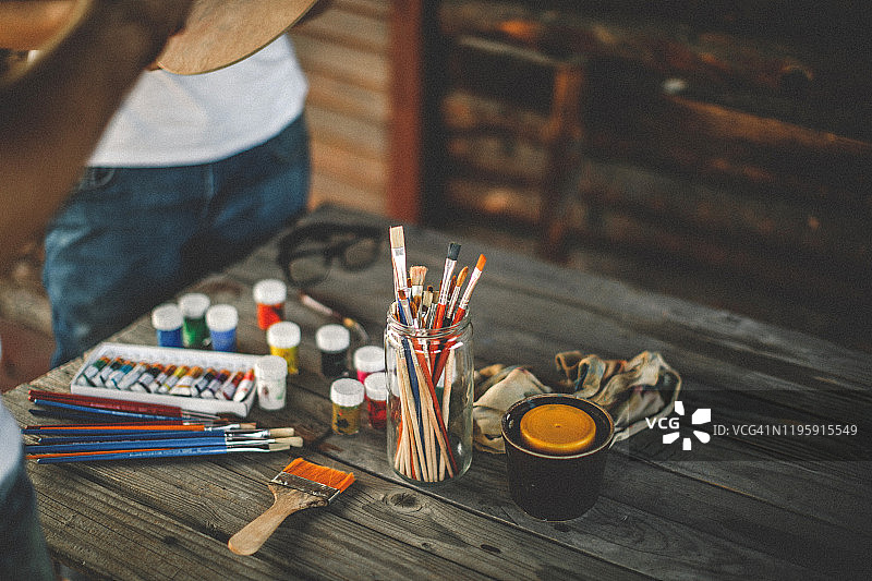 桌子上的调色板，准备绘画图片素材