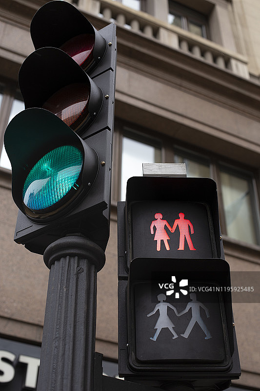 带有男女情侣图像的人行横道指示灯图片素材