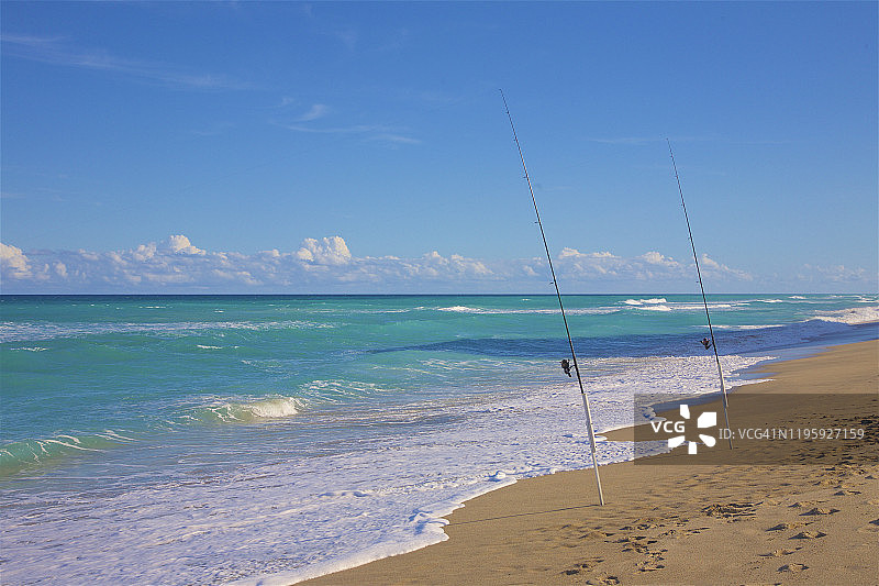 佛罗里达州詹森海滩上鱼竿支架中的两根鱼竿图片素材