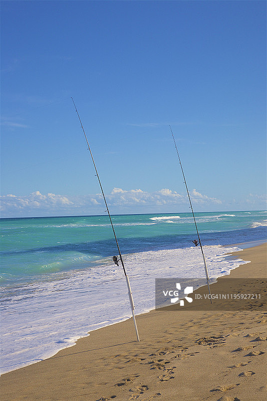佛罗里达州詹森海滩上鱼竿支架中的两根鱼竿图片素材