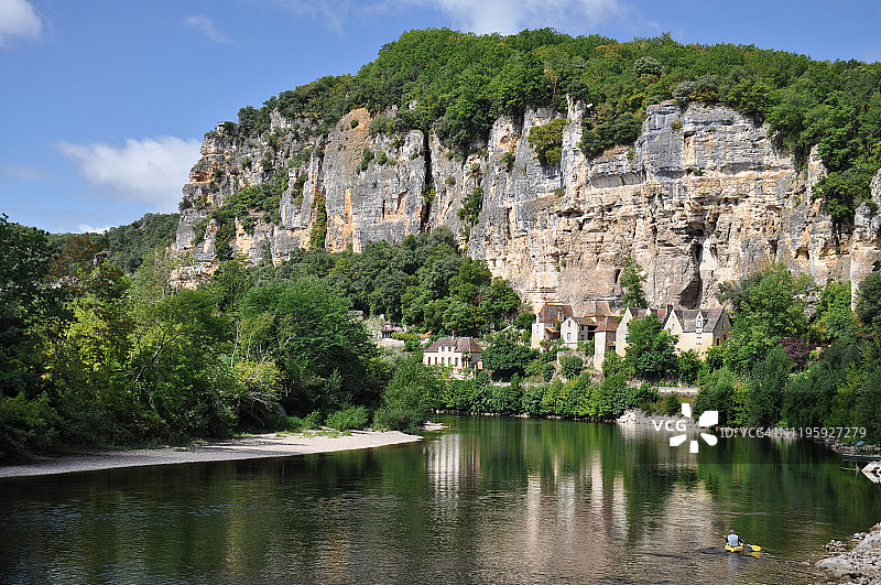 拉罗克加雅克村石崖下的多尔多涅河图片素材