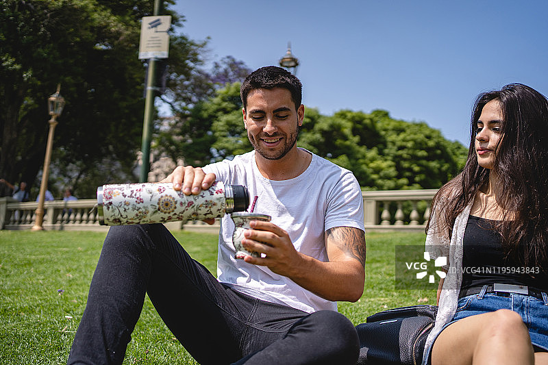 情侣小憩，品尝马黛茶图片素材