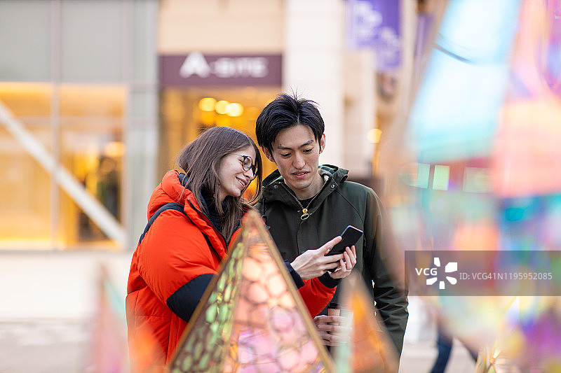 情侣拍摄圣诞灯饰图片素材