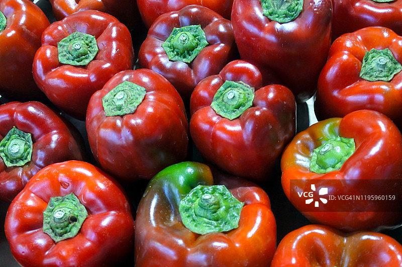 食品市场摊位上的什锦红色甜椒图片素材