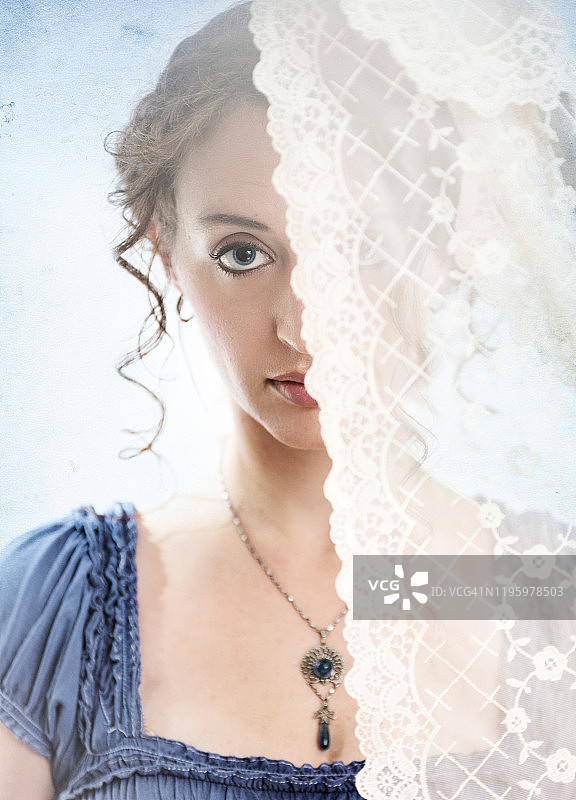 红发年轻女子穿着摄政风格服装，卷发，看着镜头，半藏在蕾丝窗帘后的头像，工作室拍摄图片素材