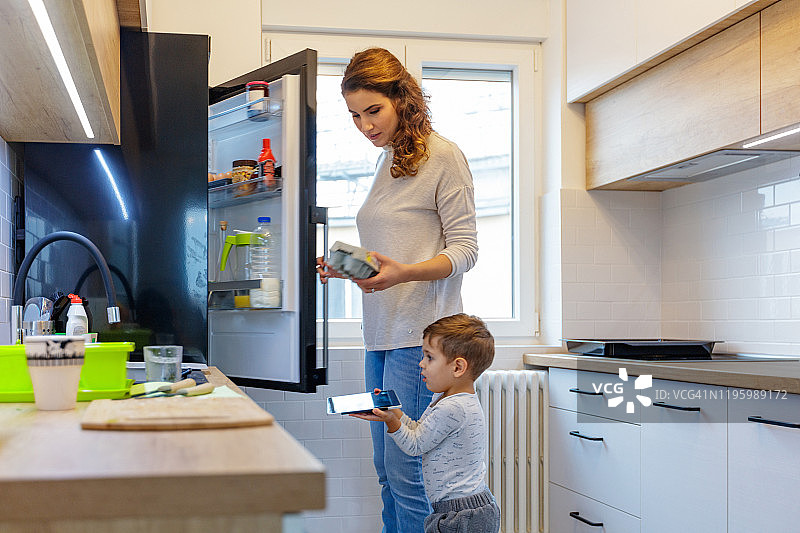 母亲从冰箱里取出鸡蛋盒图片素材