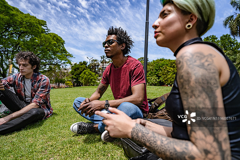 坐在校园外的快乐学生图片素材