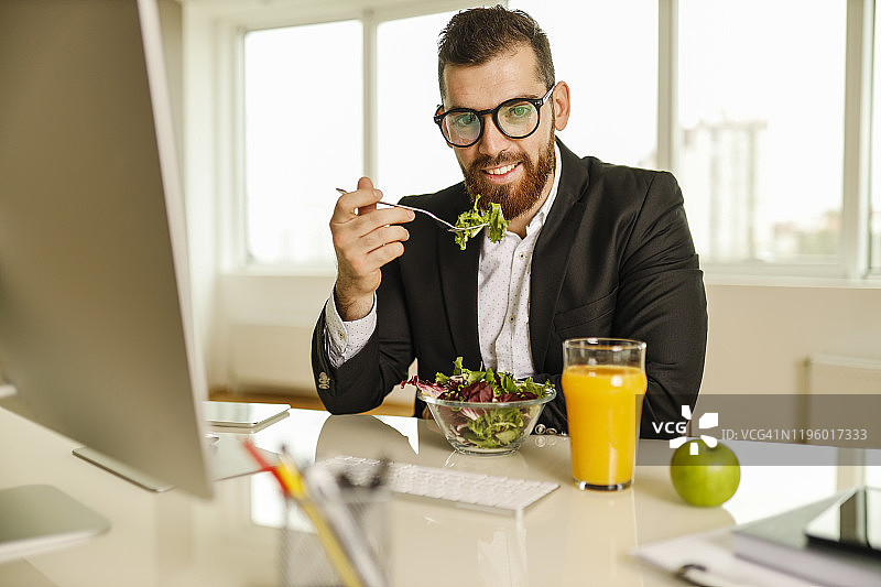 商人在喝果汁，吃沙拉和苹果图片素材