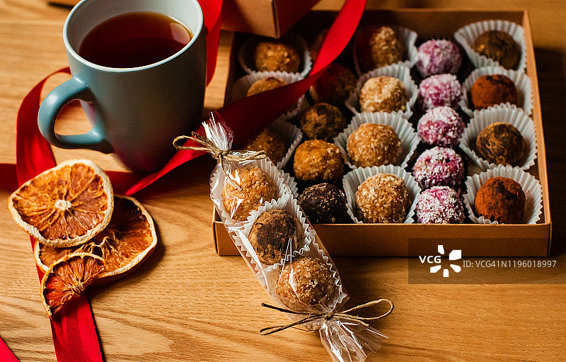 巧克力松露和一杯茶图片素材