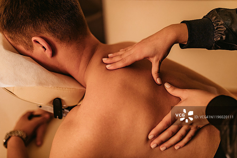 享受按摩的年轻男人图片素材