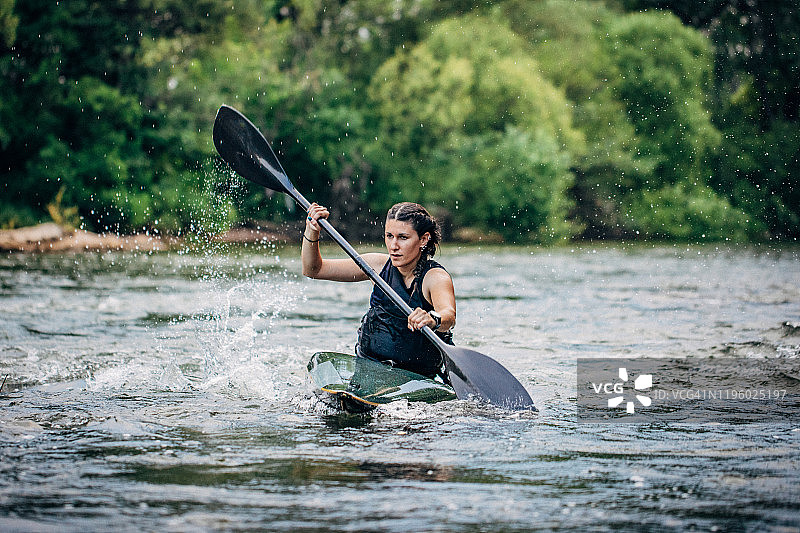 皮划艇爱好者独自在河中训练图片素材