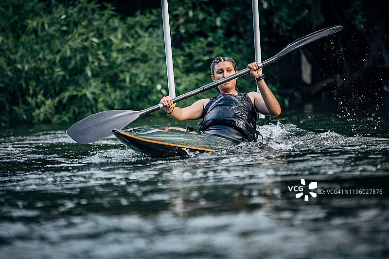 在河中训练的皮划艇女选手图片素材