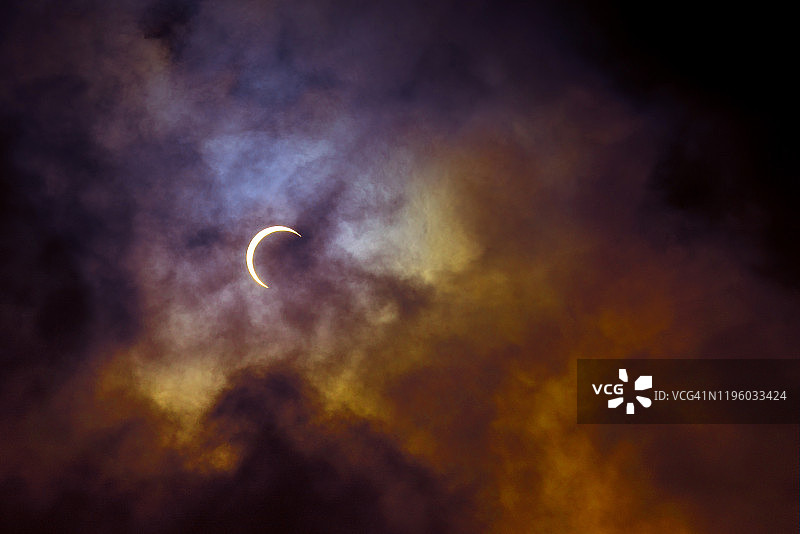 吉隆坡的日环食景观与绚丽色彩图片素材