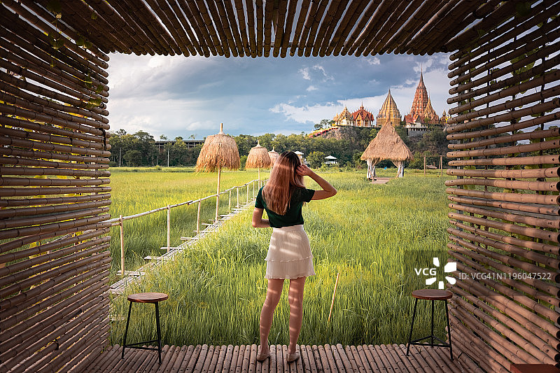泰国甘察那汶里府虎窟寺的亚洲年轻女子图片素材