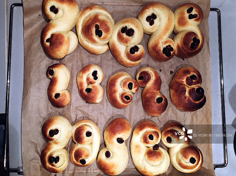烤盘上的圣露西亚面包图片素材