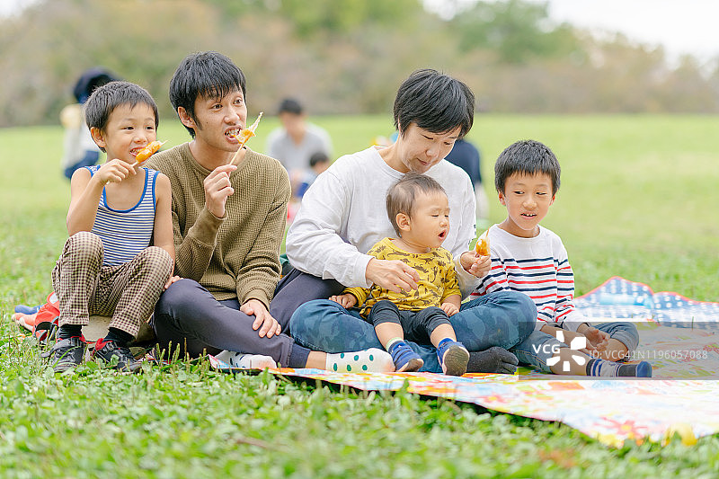 日式家庭在公园里享用团子图片素材