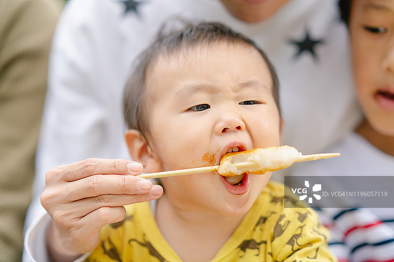 母亲喂宝宝吃团子图片素材