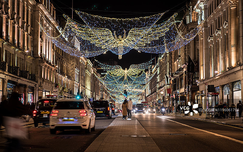 英国伦敦摄政街的圣诞购物景象和交通图片素材