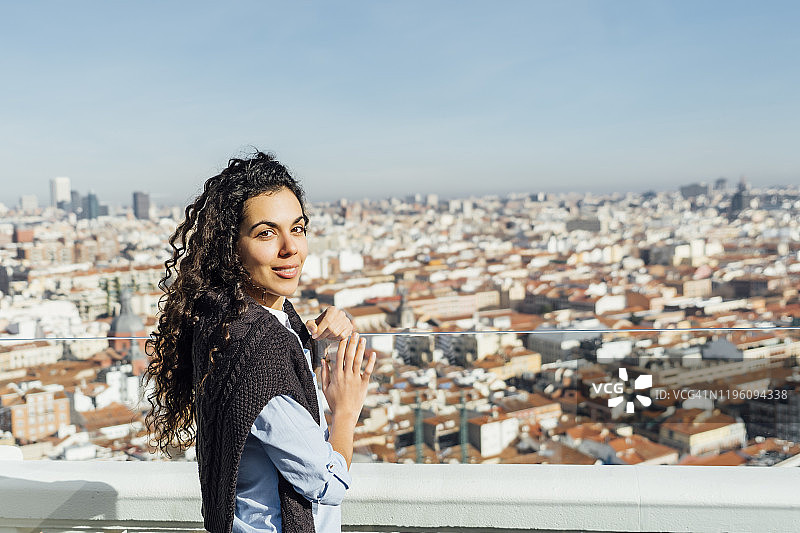 美丽的女人和背景中的西班牙马德里城市图片素材