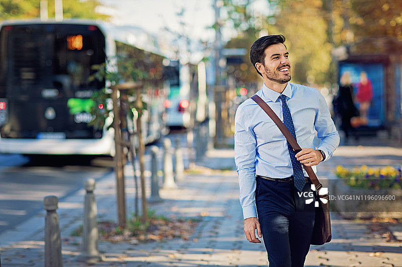 在街上行走的商人图片素材