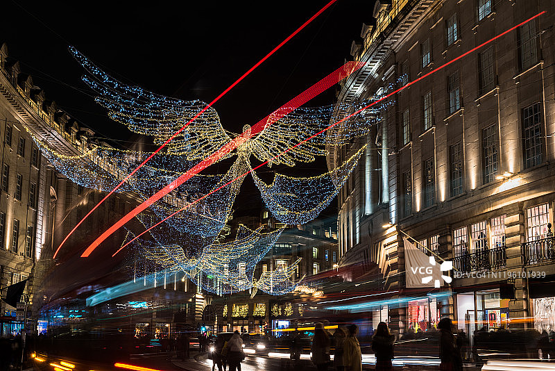伦敦摄政街黄昏时的圣诞购物和交通图片素材