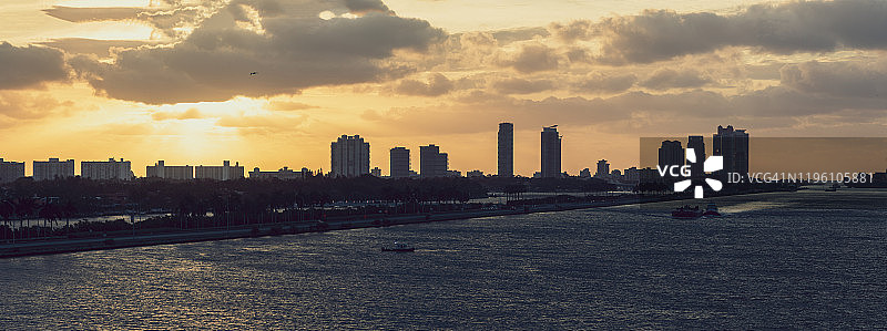 佛罗里达州迈阿密南海滩黄昏时分的海洋大道轮廓图片素材