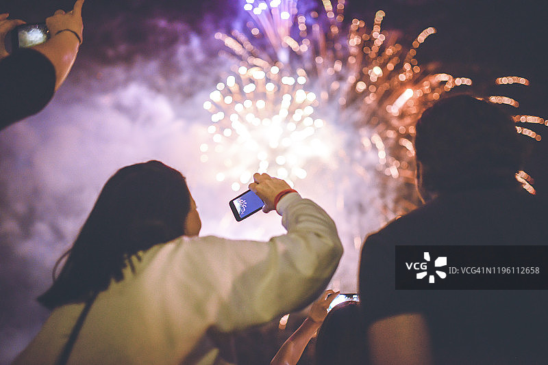 人们在观看烟花图片素材