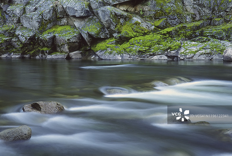 优胜美地国家公园内的默塞德河图片素材