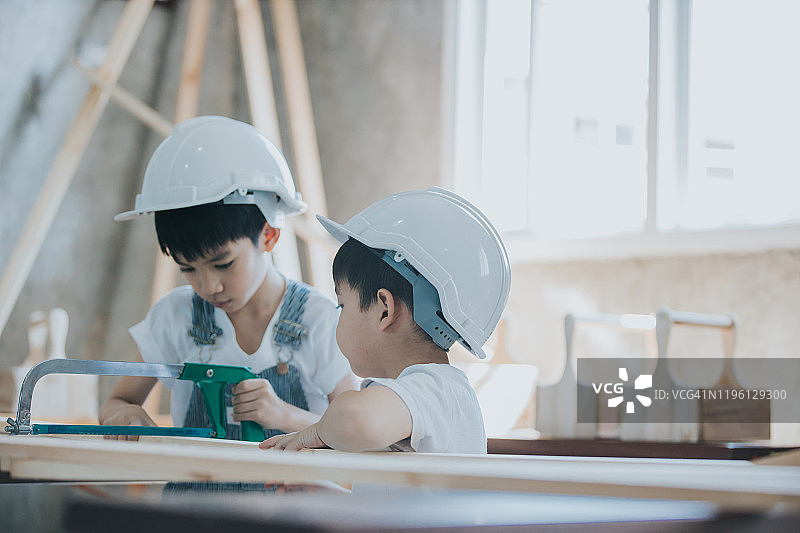 泰国小学木工坊的男孩学习锯木技术图片素材