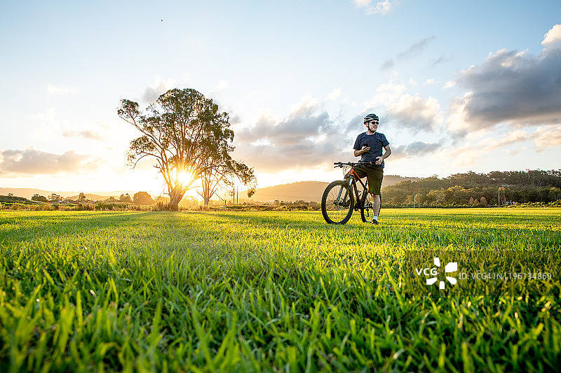 山地自行车骑手在日落时探索澳大利亚景观图片素材
