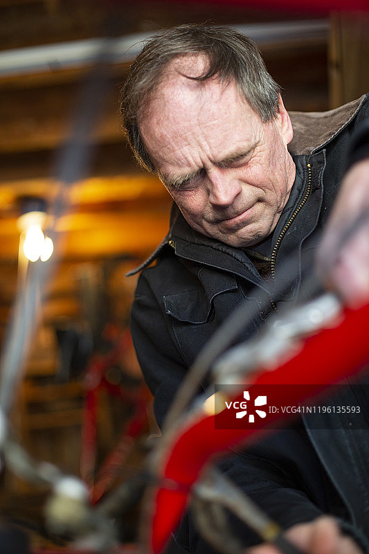 正在使用扬雪器的中年男子图片素材