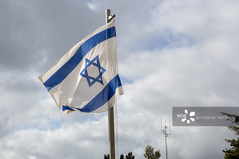 耶路撒冷戏剧天空下的以色列国旗图片素材