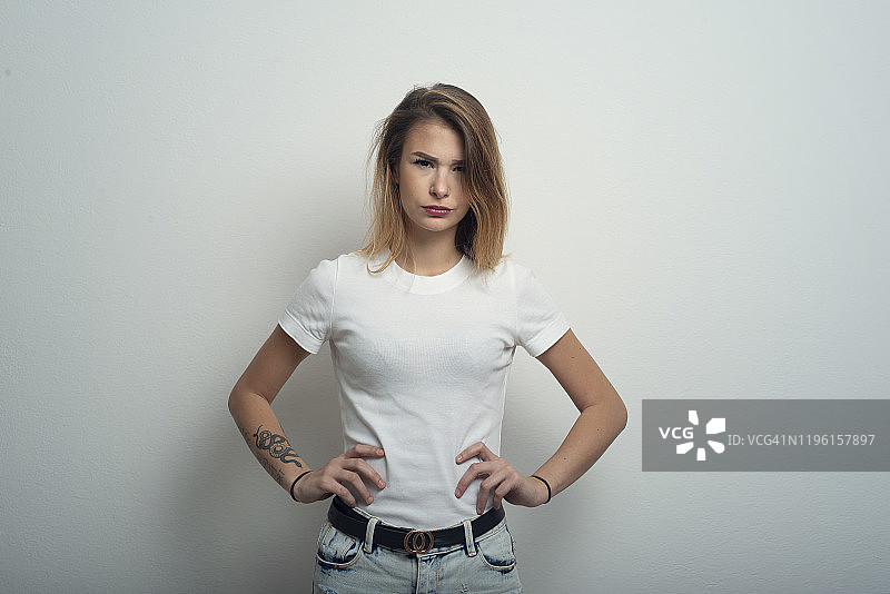 穿着时尚的女性图片素材