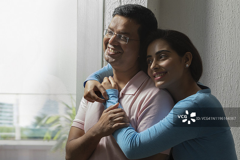 在笔记本电脑上工作时向外看的男人图片素材