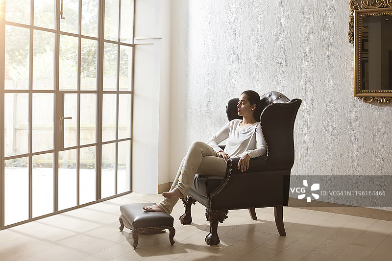 女人在家坐着放松图片素材