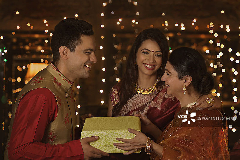 丈夫在排灯节给母亲送礼物图片素材