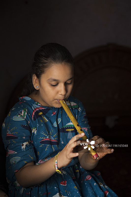 小女孩吹长笛图片素材