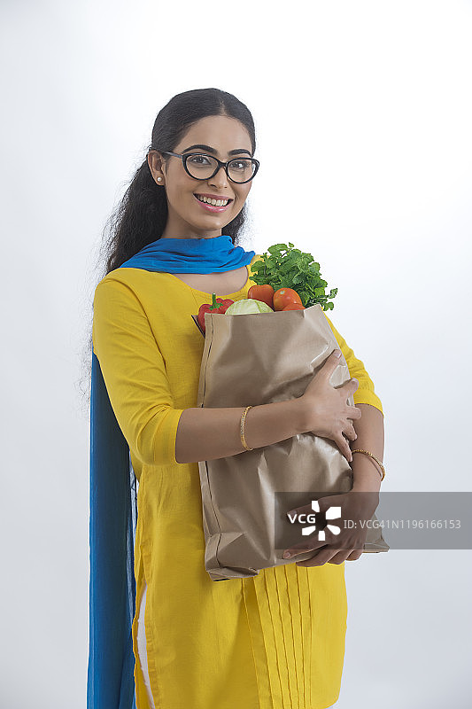 手提杂货袋的单身女性肖像图片素材