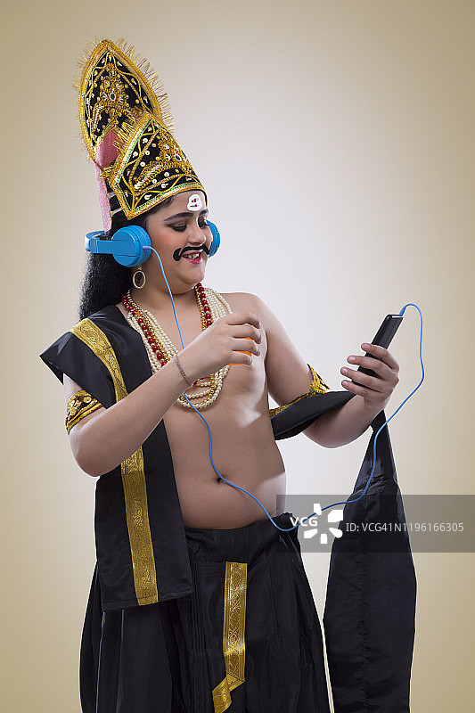 戴耳机听音乐的渡鸦图片素材